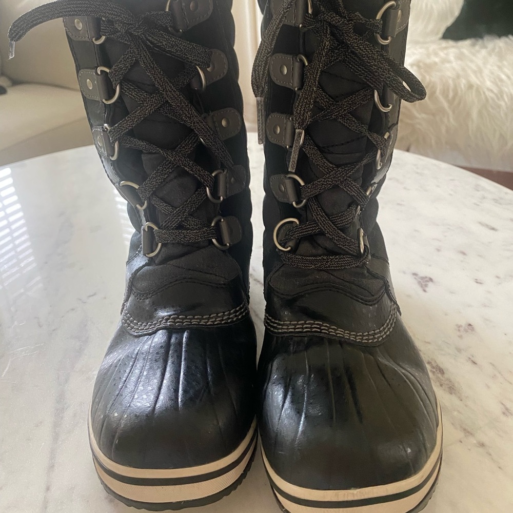 Black so real snow boots size 6